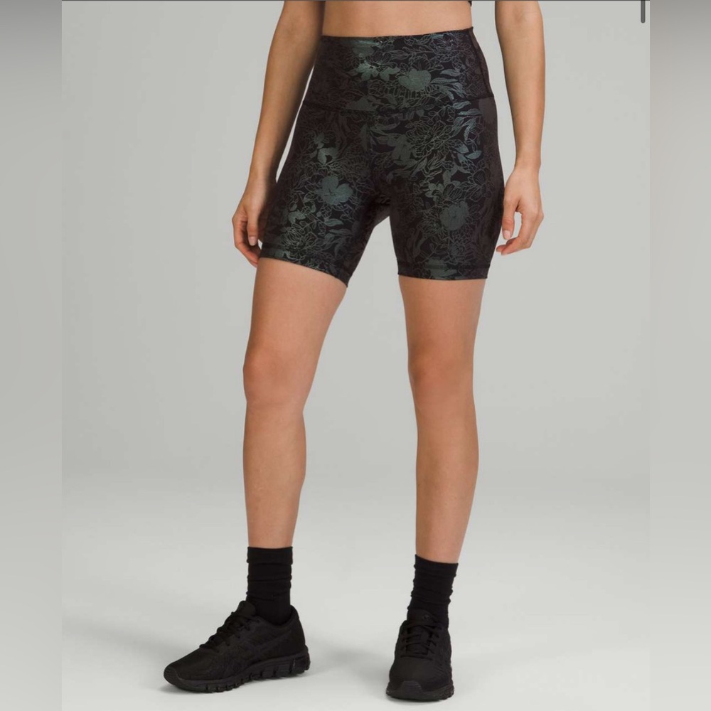 lululemon Wunder Train HR Short 6" *Foil,sz6, 
Logo Flourish Blk Iridescent Foil